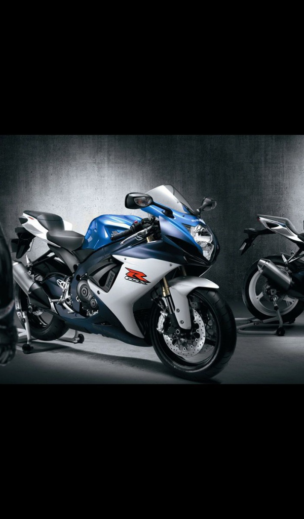 Новый мотоцикл на дороге Suzuki  GSX-R 600