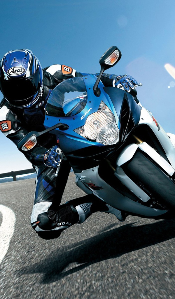 Новый мотоцикл на дороге Suzuki  GSX-R 750