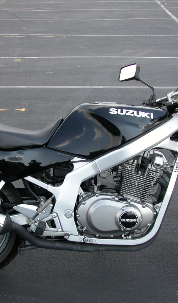 Новый мотоцикл на дороге Suzuki  GS 500