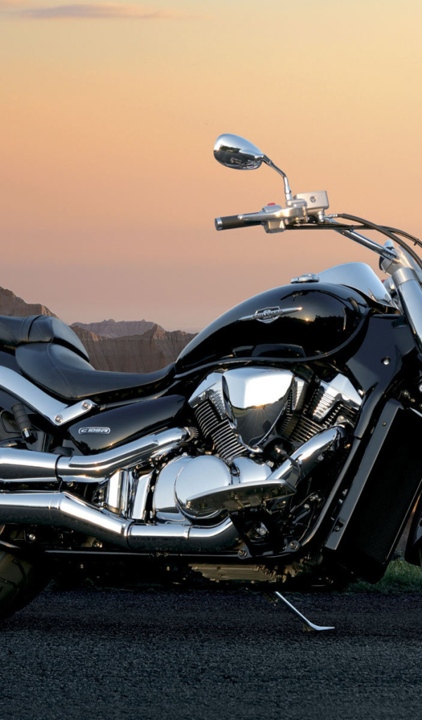 Новый мотоцикл на дороге Suzuki Intruder C1500T