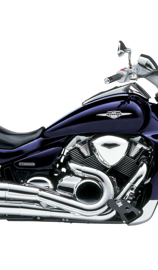 Новый мотоцикл на дороге Suzuki Intruder M1800 R