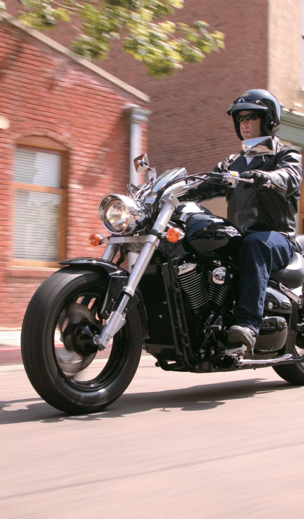 Новый мотоцикл на дороге Suzuki Intruder M800