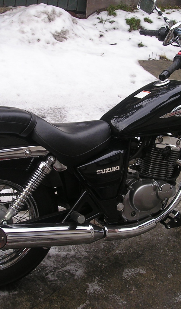 Новый мотоцикл на дороге Suzuki Marauder 125