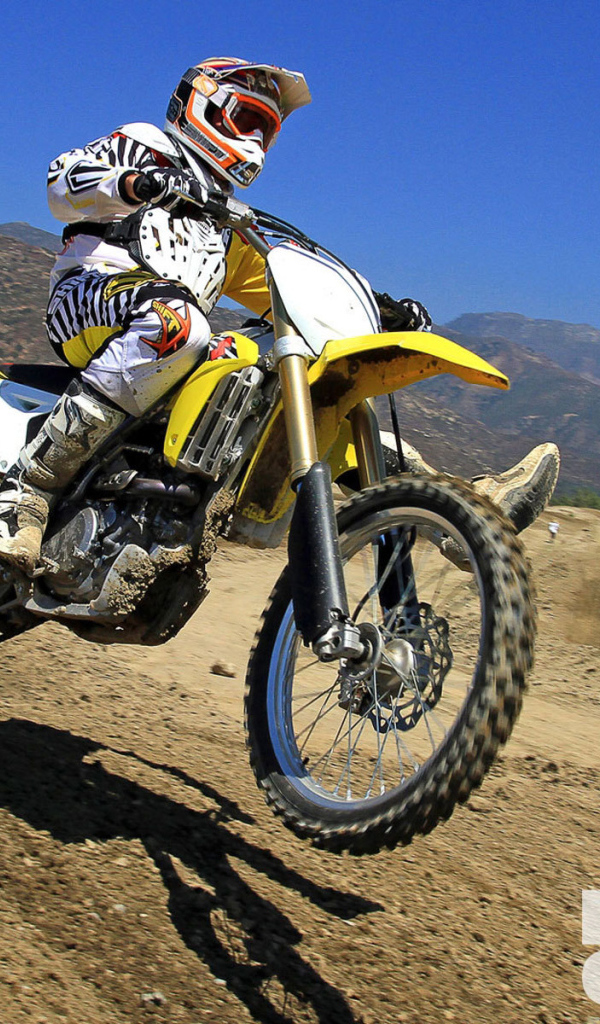 Новый мотоцикл на дороге Suzuki RMX 450 Z