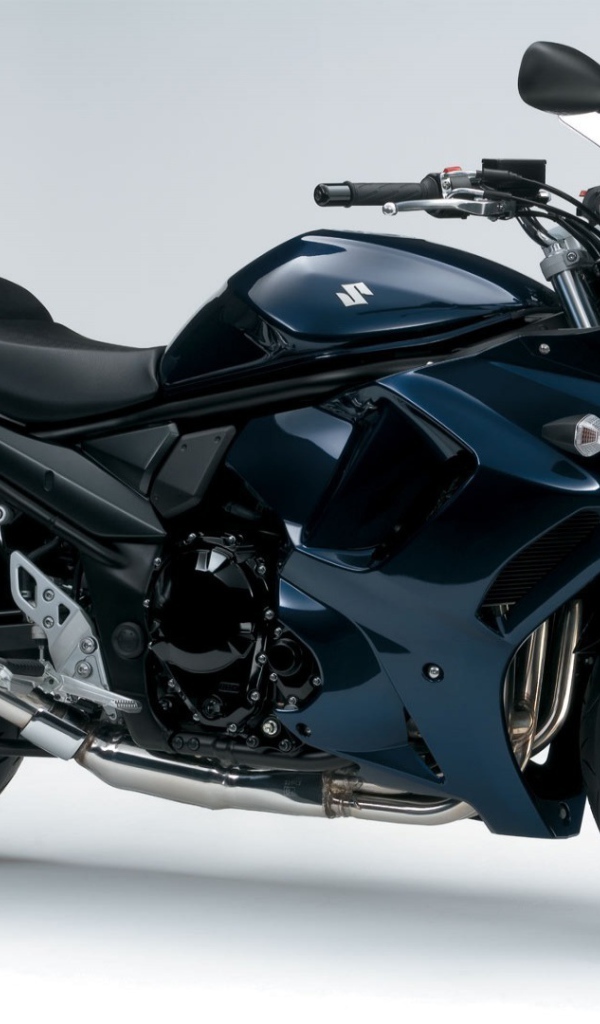 Новый мотоцикл на дороге Suzuki SFV 650