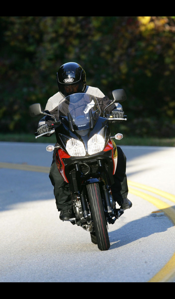 Новый мотоцикл на дороге Suzuki V-Storm 650 ABS