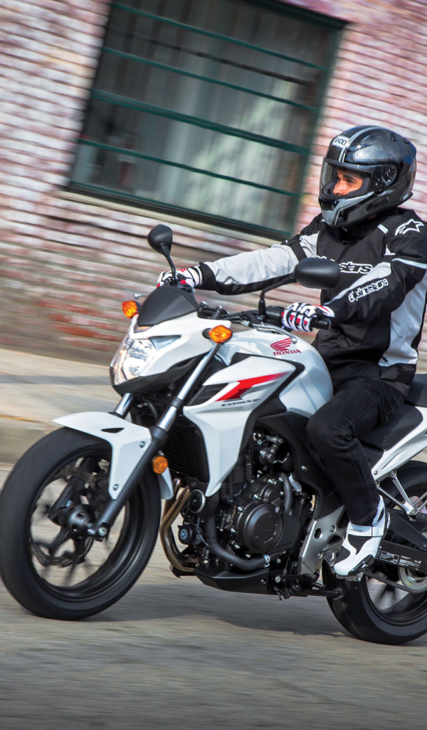 Новый мотоцикл на дороге Новый мотоцикл Honda CB 500 F