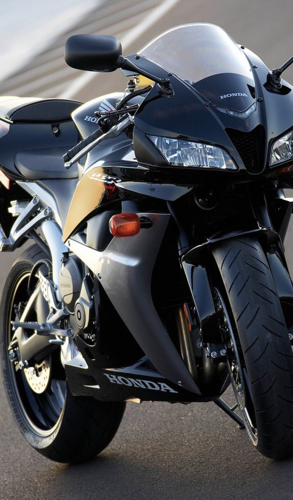 Популярный мотоцикл Honda CBR 600 RR