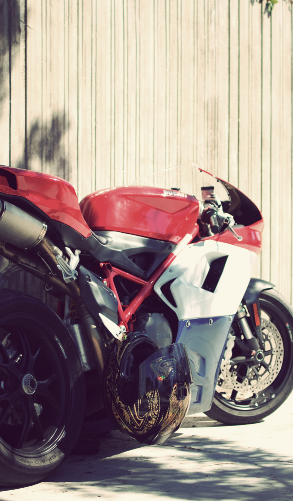 Мощный мотоцикл у забора