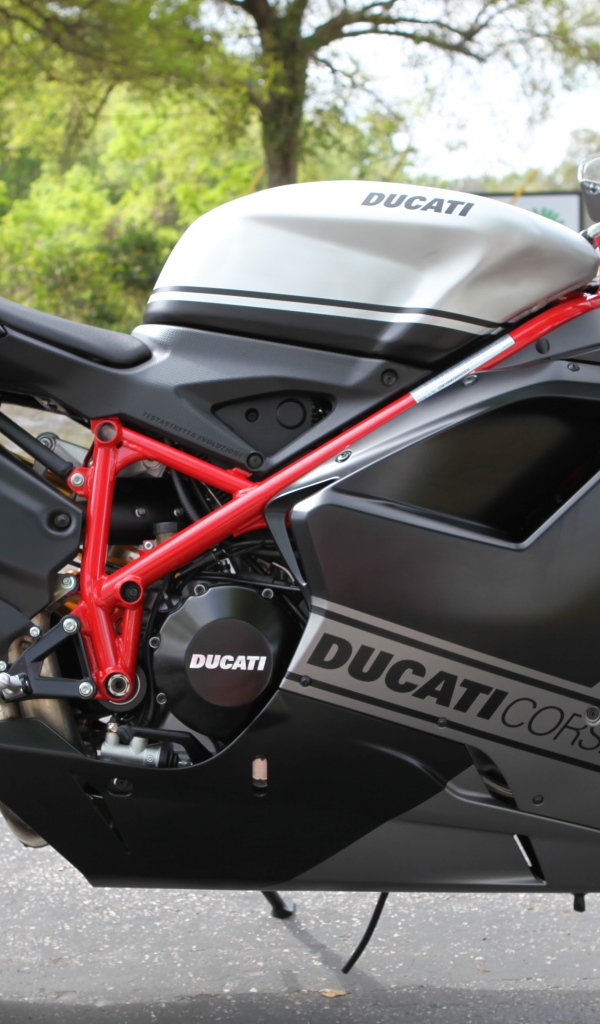 Надежный мотоцикл Ducati Superbike 848 Evo