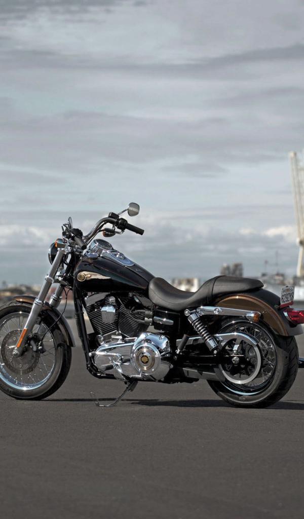 Надежный мотоцикл Harley-Davidson Dyna Super Glide Custom