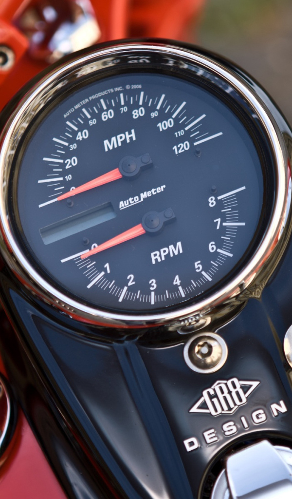 Спидометр красного мотоцикла