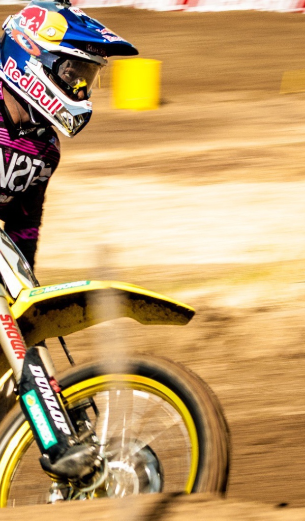 Мотогонщик на трассе