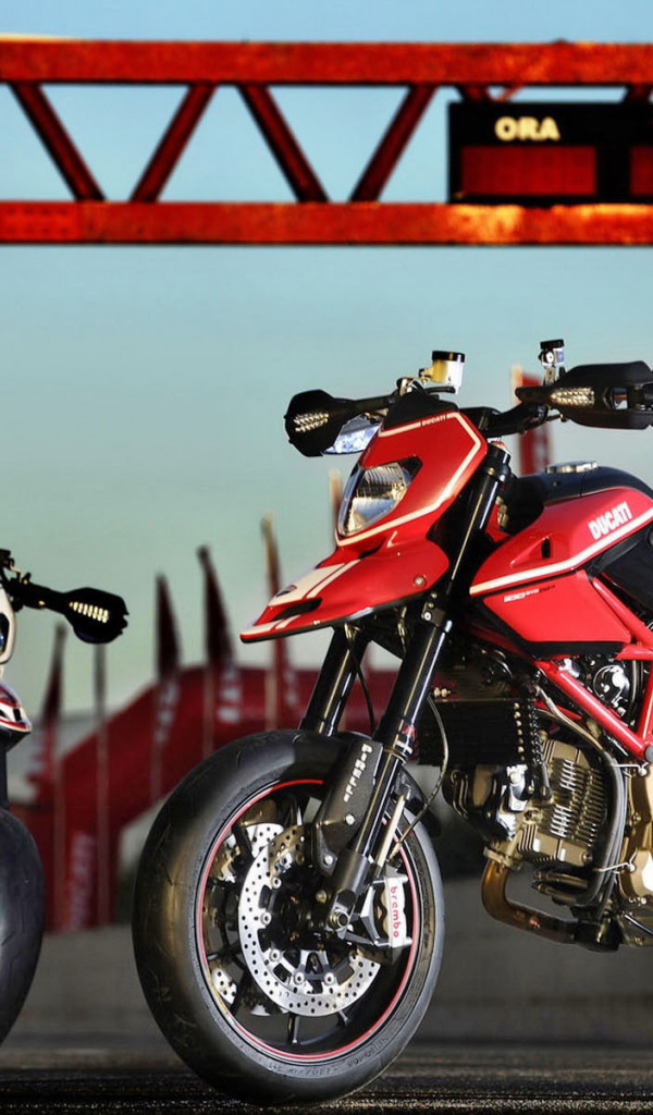 Красивый мотоцикл в москве Ducati Hypermotard SP