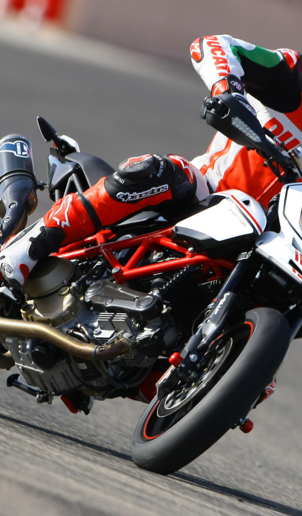 Быстрый мотоцикл Ducati Hypermotard