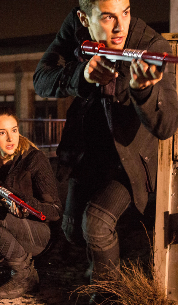 Суперзвезда Тео Джеймс