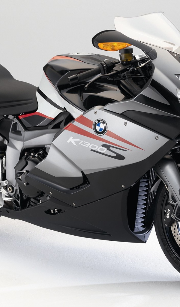 Белый мотоцикл BMW K 1200 S