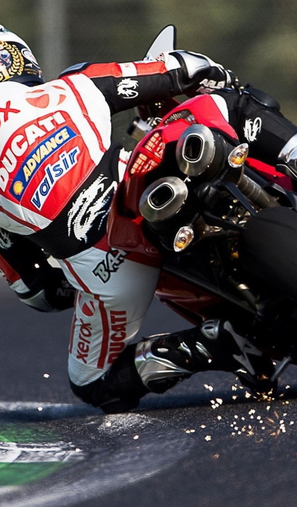 Крутой поворот на мотоцикле