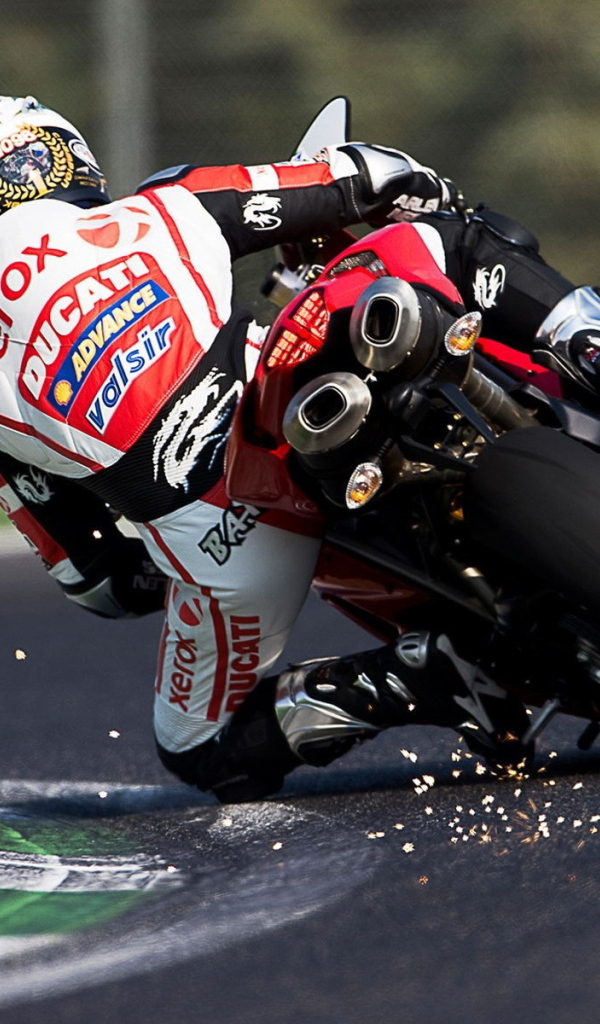 Мотоцикл Дукати на повороте