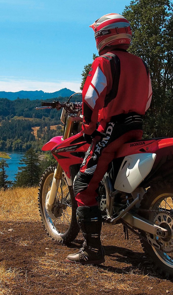 Гонщик на мотокроссе