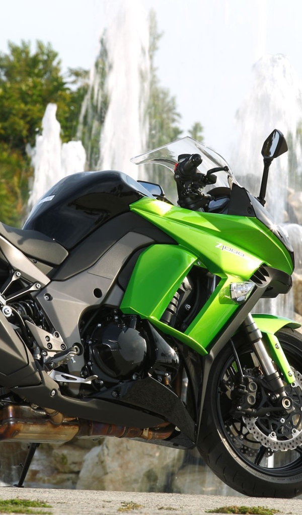 Мотоцикл у фонтана