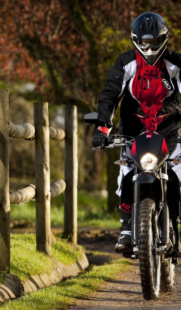 Мотоциклист в парке