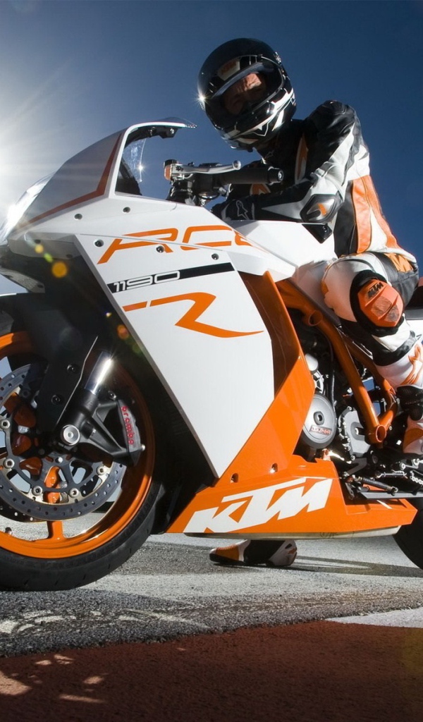 Пилот Сун на мотоцикле