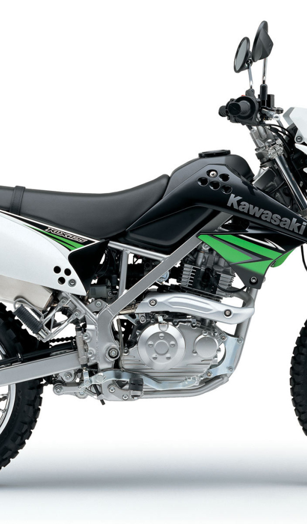 Новый мотоцикл на дороге Kawasaki KLX 125