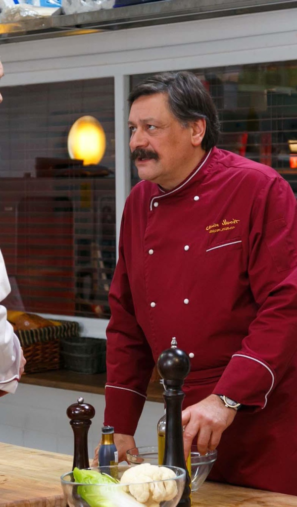 Шеф беседует с сотрудником в сериале Кухня