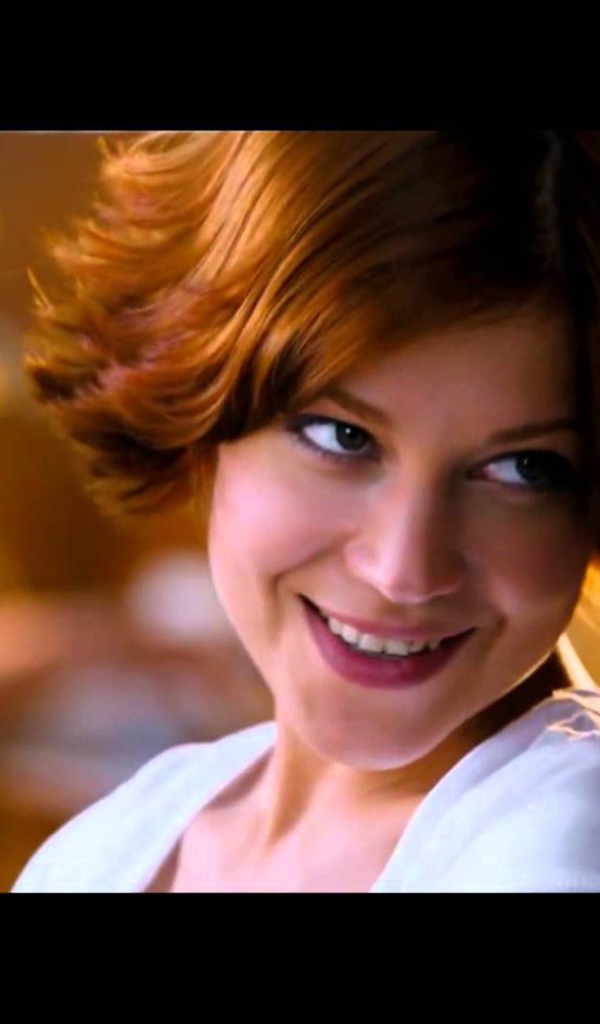 Темный мир: Равновесие девушка улыбается