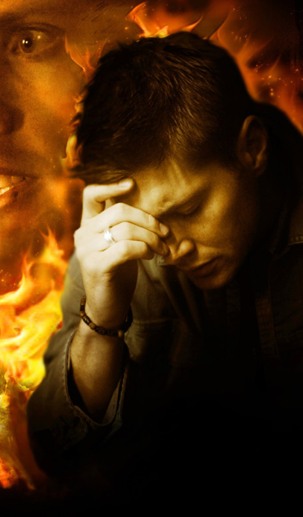 Дин из сериала Сверхъестественное на фоне огня