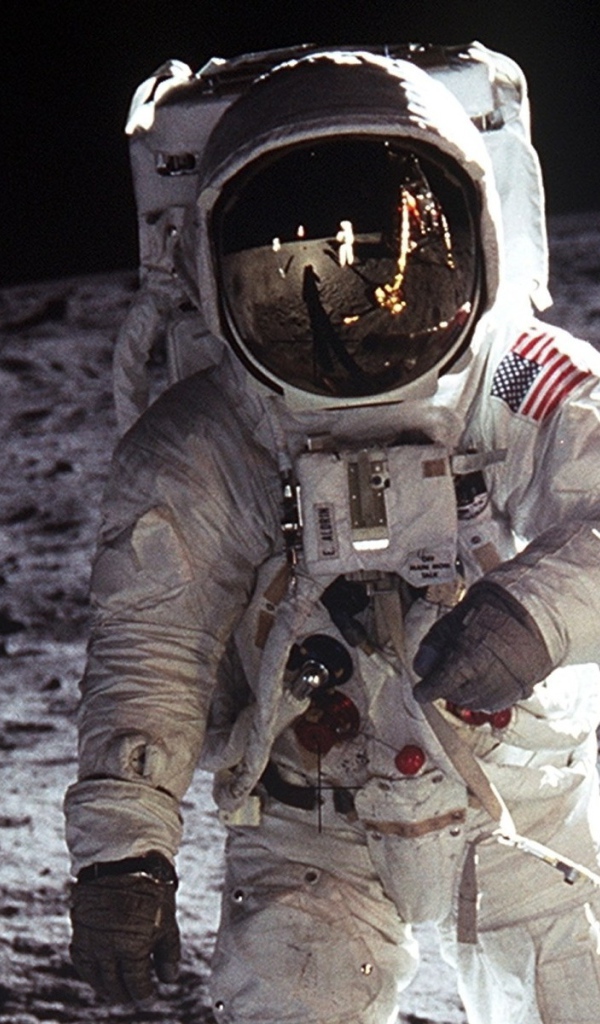 Первые на Луне