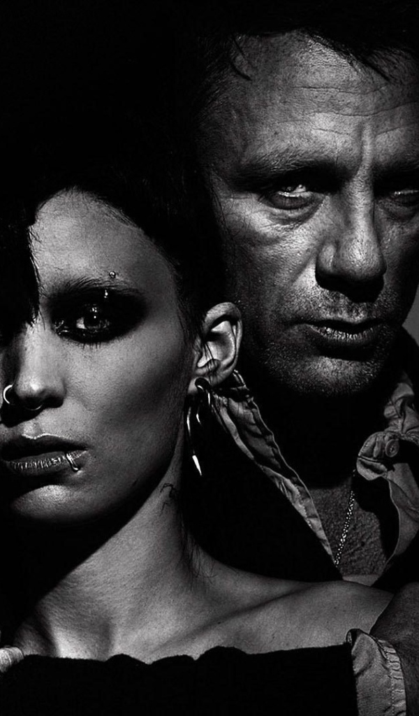 Девушка с татуировкой дракона