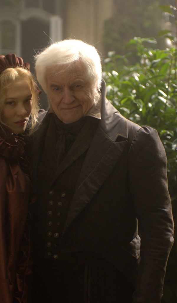 Красавица и чудовище в саду