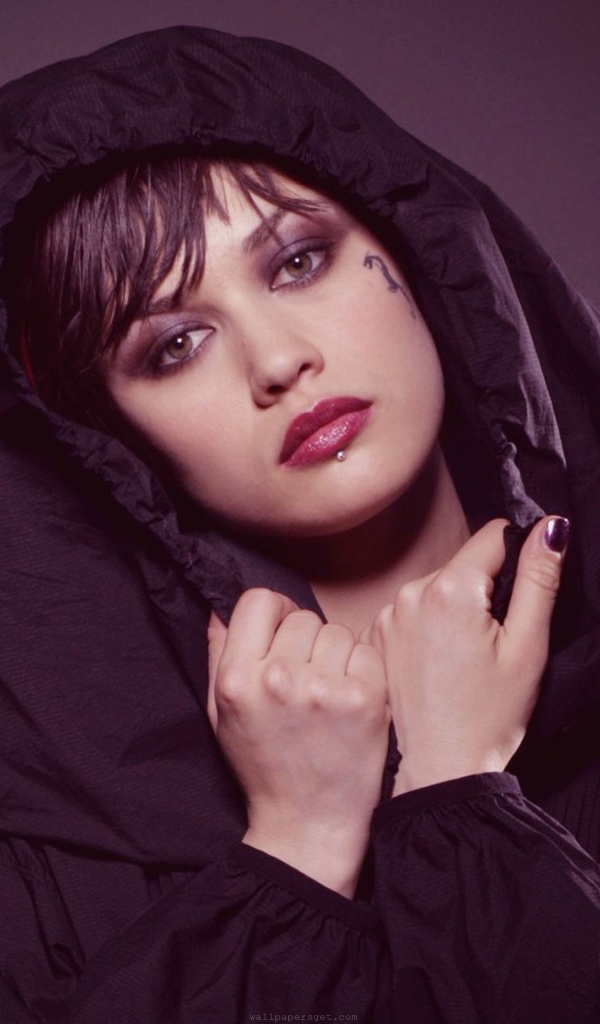 Ольга Курыленко в роли Белла