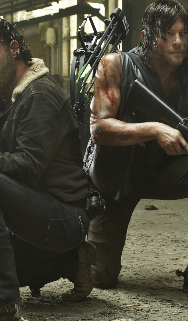 Рик и Дерил из Ходячих Мертвецов держат оборону