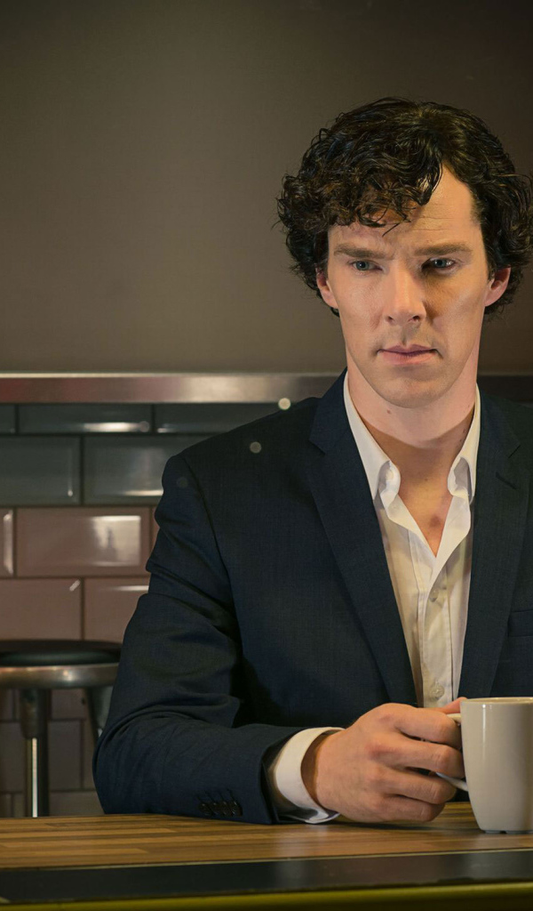 Шерлок с чашкой