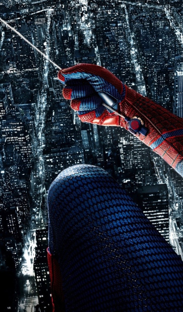 Человек паук над городом