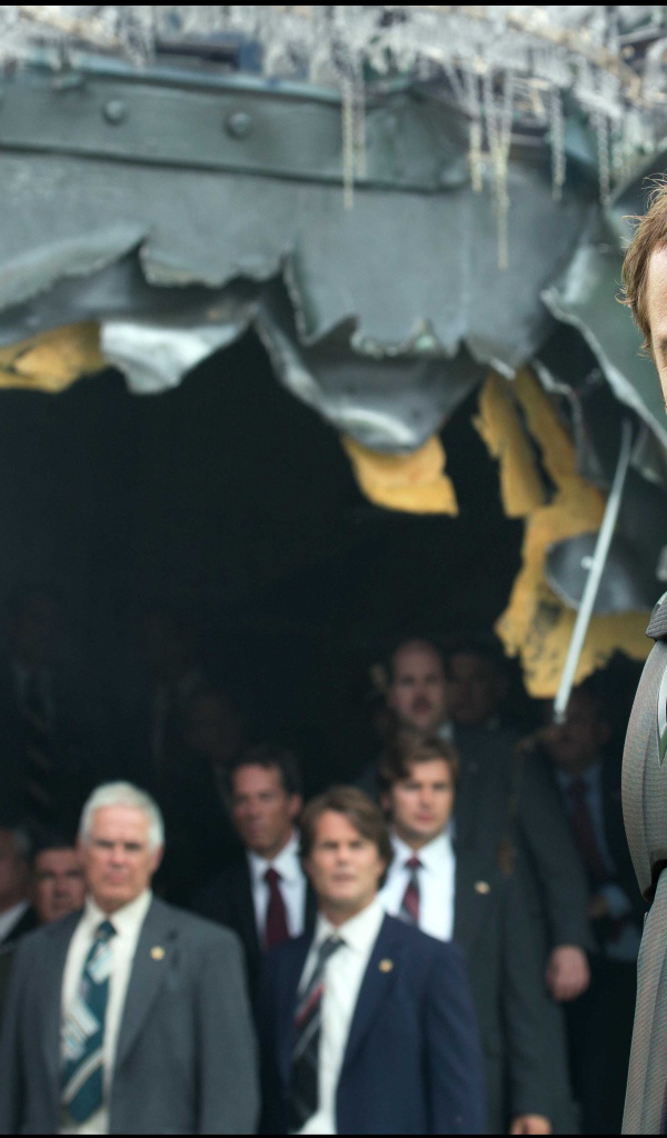  Люди Икс: Дни минувшего будущего возле разрушенного самолета