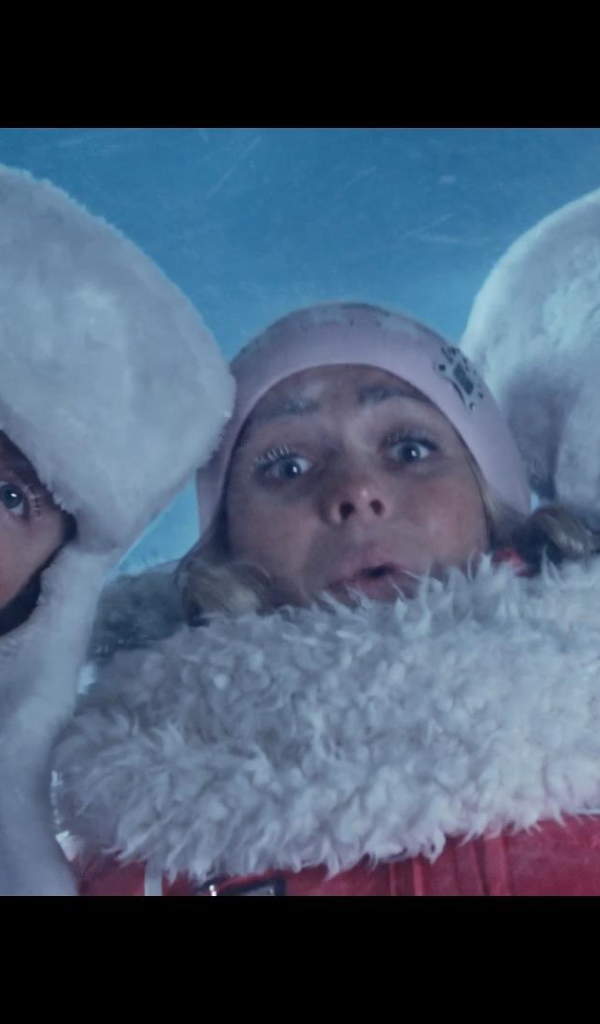 Момент из фильма Ёлки 3