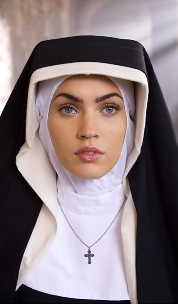 Актриса в роли монашки