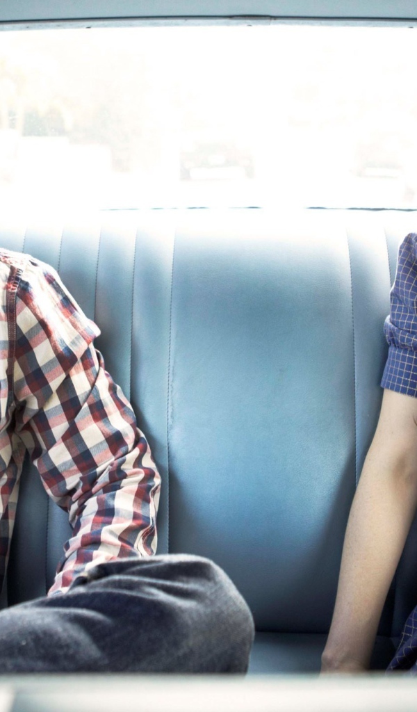 Актеры сидят в автомобиле