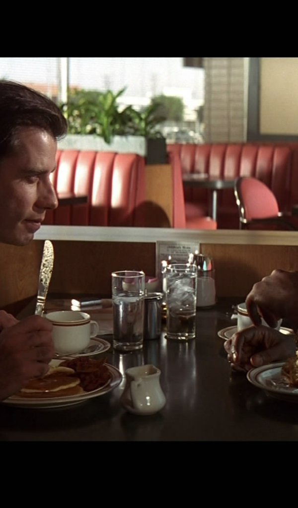 Актеры беседуют за обедом