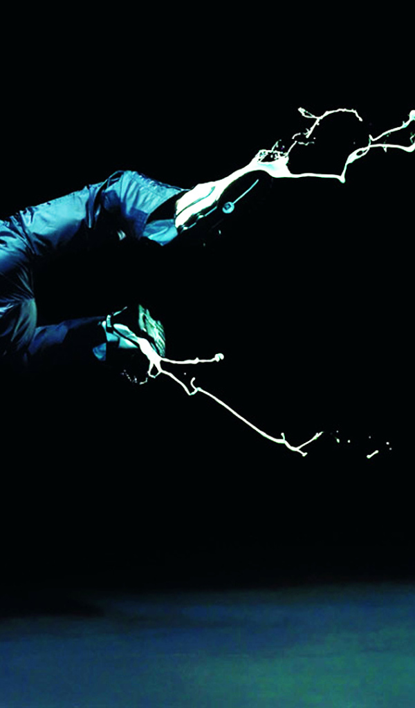 Темнокожий танцор на руке