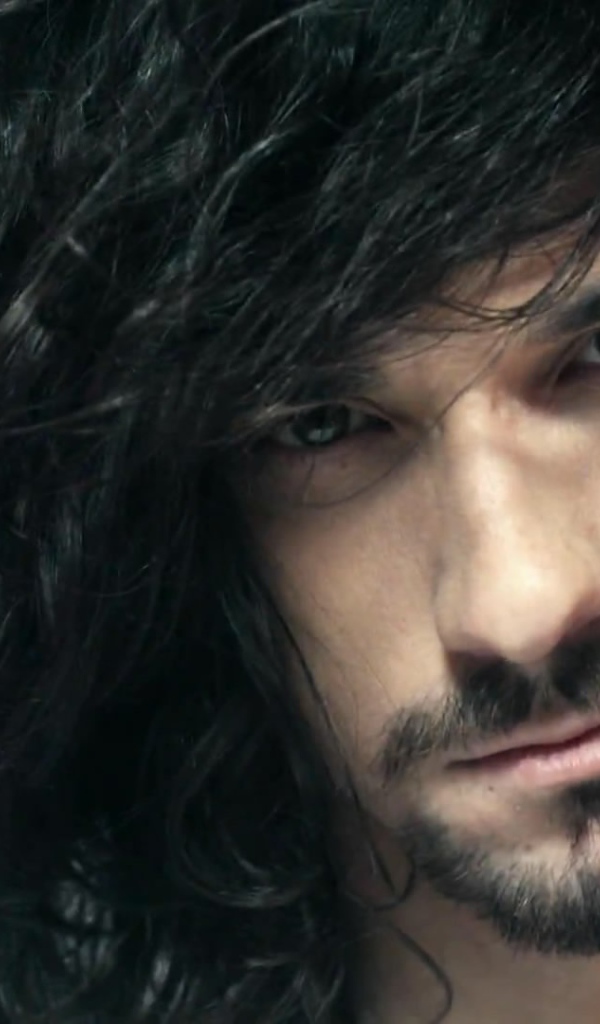 У микрофона солист Quest Pistols