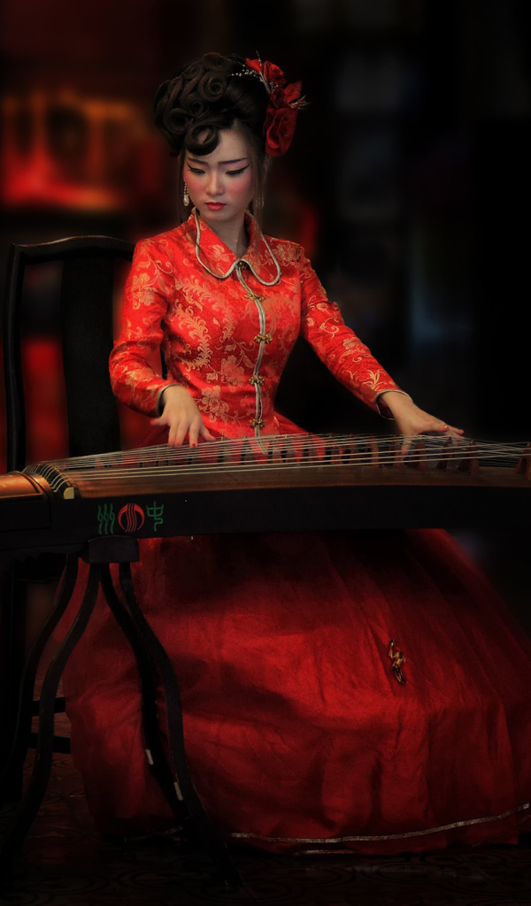 Китаянка с традиционным инструментом