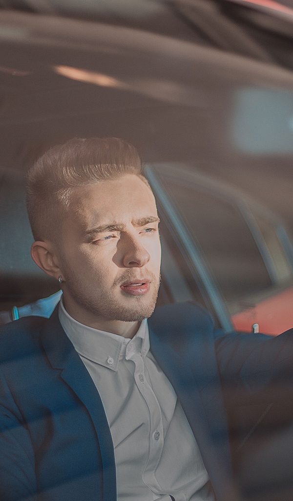 Певец Егор Крид за рулем