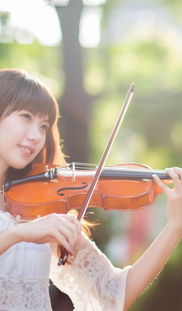 Милая девочка со скрипкой и смычком