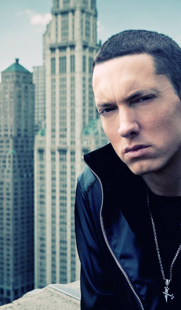 Eminem на фоне города