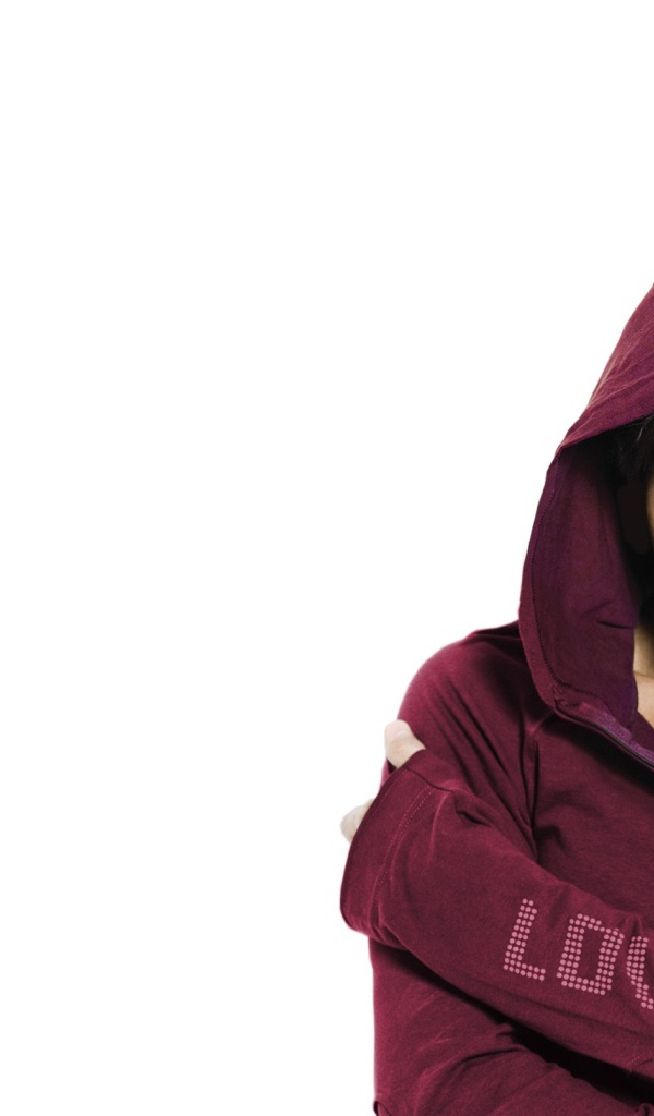 Энрике Иглесиас в толстовке на белом фоне